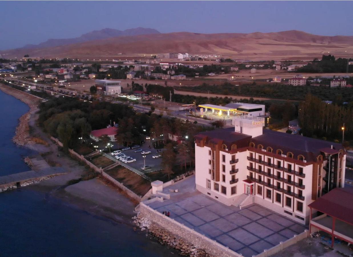 Ramada By Wyndham Van Exterior foto